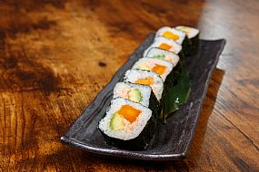 kalisushi-es_Kali_sushi_bar_Futomaki_Futomaki_salmon_0004.jpg | Productos