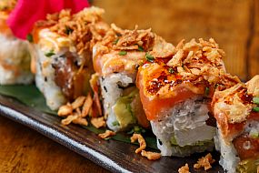 kalisushi-es_Kali_sushi_bar_KaliFusionSpecialRoll_Tataki_salmon_fusion_roll_0007.jpg | Productos