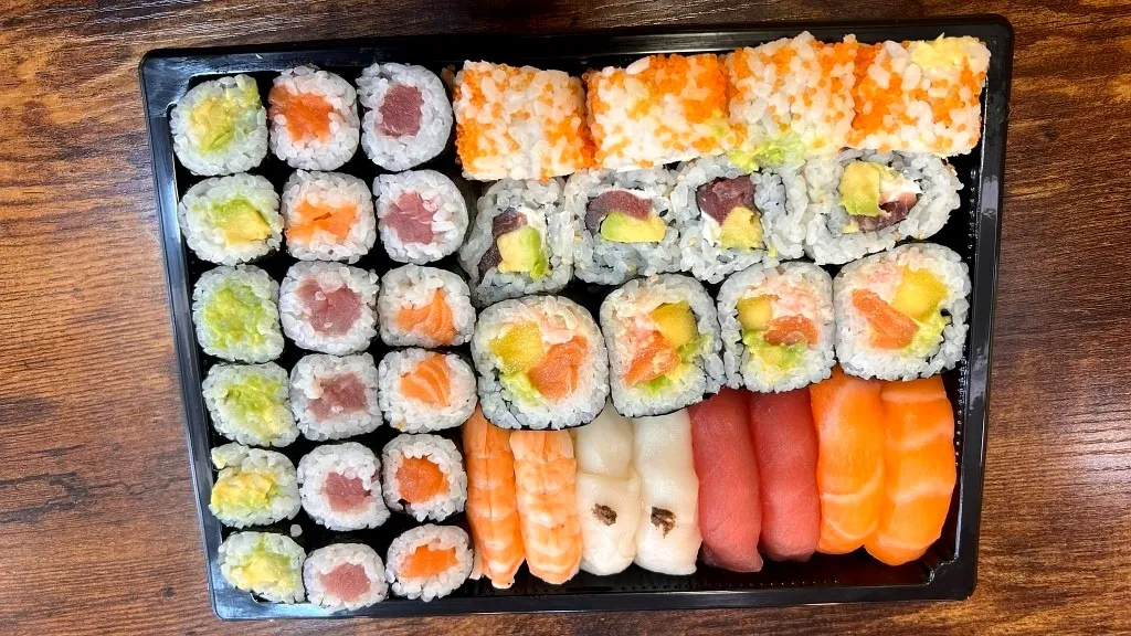 Bandeja de sushi variado para compartir